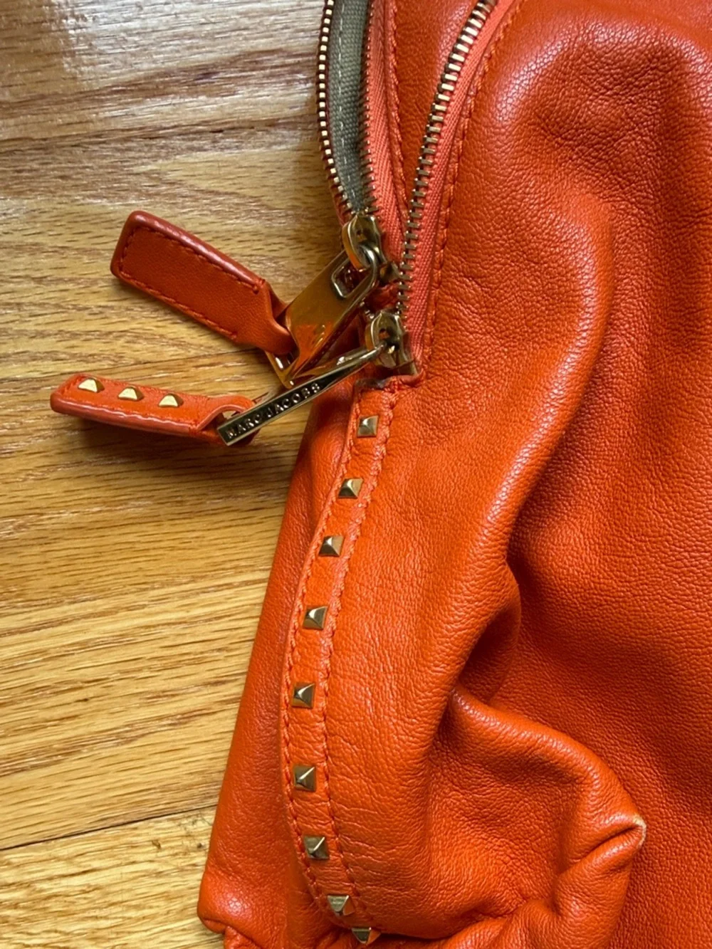 Marc Jacobs Mandarin Leather Shoulder Bag with Gold Hardware - Picture 7 of 10